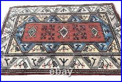 A CHARMING OLD HANDMADE TRADITIONAL TURKISH WOOL ON COTTON RUG (190 X 127 cm)X