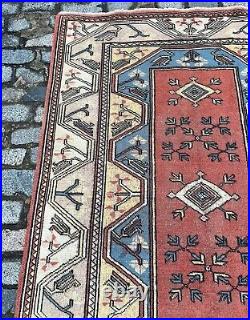 A CHARMING OLD HANDMADE TRADITIONAL TURKISH WOOL ON COTTON RUG (190 X 127 cm)X