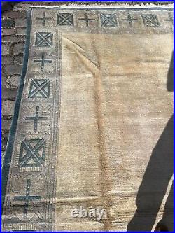 A SENSATIONAL OLD HANDMADE TRADITIONAL MOROCCAN ORIENTAL RUG (291 x 200 cm) A SENSATIONAL OLD HANDMADE TRADITIONAL MOROCCAN ORIENTAL RUG (291 x 200 cm)