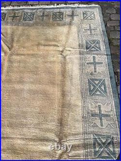 A SENSATIONAL OLD HANDMADE TRADITIONAL MOROCCAN ORIENTAL RUG (291 x 200 cm) A SENSATIONAL OLD HANDMADE TRADITIONAL MOROCCAN ORIENTAL RUG (291 x 200 cm)