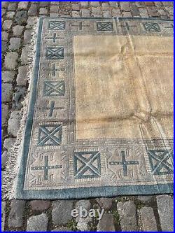 A SENSATIONAL OLD HANDMADE TRADITIONAL MOROCCAN ORIENTAL RUG (291 x 200 cm) A SENSATIONAL OLD HANDMADE TRADITIONAL MOROCCAN ORIENTAL RUG (291 x 200 cm)