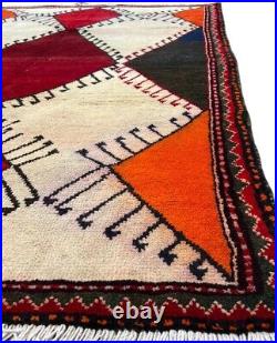 A STYLISH OLD HANDMADE TRADITIONAL ORIENTAL WOOL ON COTTON RUG. (225 X 150 cm)