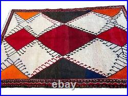 A STYLISH OLD HANDMADE TRADITIONAL ORIENTAL WOOL ON COTTON RUG. (225 X 150 cm)