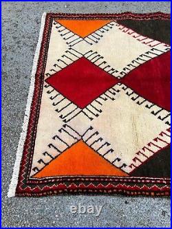 A STYLISH OLD HANDMADE TRADITIONAL ORIENTAL WOOL ON COTTON RUG. (225 X 150 cm)