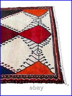 A STYLISH OLD HANDMADE TRADITIONAL ORIENTAL WOOL ON COTTON RUG. (225 X 150 cm)