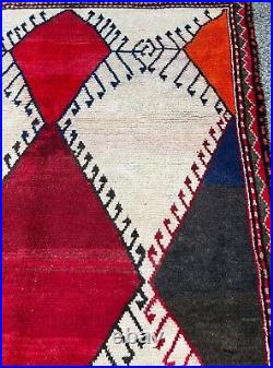 A STYLISH OLD HANDMADE TRADITIONAL ORIENTAL WOOL ON COTTON RUG. (225 X 150 cm)