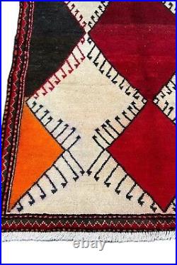 A STYLISH OLD HANDMADE TRADITIONAL ORIENTAL WOOL ON COTTON RUG. (225 X 150 cm)