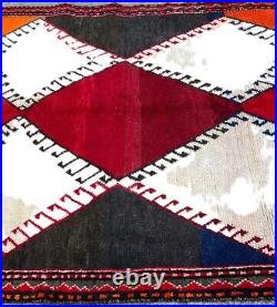 A STYLISH OLD HANDMADE TRADITIONAL ORIENTAL WOOL ON COTTON RUG. (225 X 150 cm)