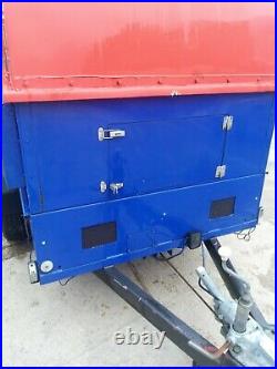 Box trailer with lifting lid