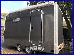 Enclosed mobile workshop trailer