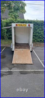 Small Trailer With Hatch