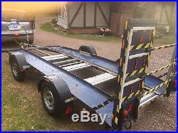 Twin spread axle car transporting trailer